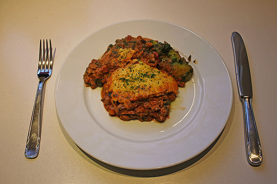 Vegetarischer Gemüseauflauf mit Spinat, Kartoffeln, Tomaten, Pilzen und Auberginen