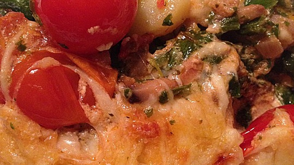 Vegetarischer Gemüseauflauf mit Spinat, Kartoffeln, Tomaten, Pilzen und ...