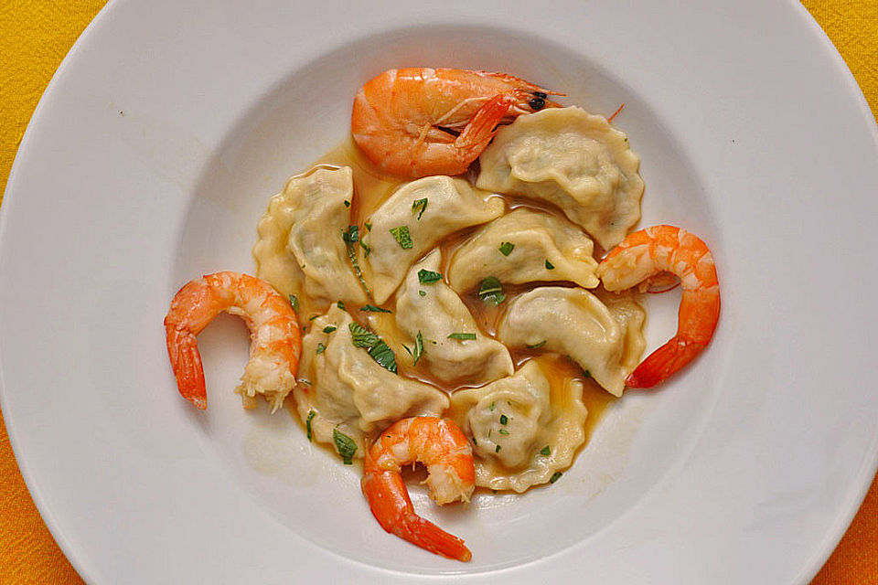 Ravioli gefüllt mit Thunfisch-Auberginenkaviar in Garnelenbrühe