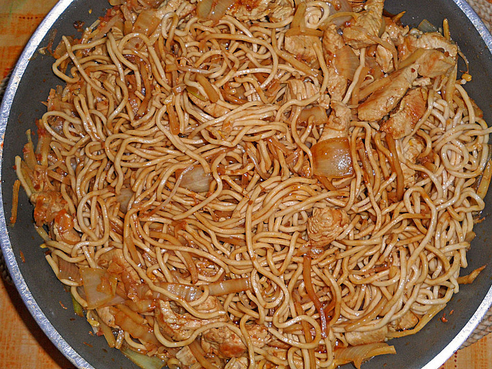 Chinesische Mie-Nudeln mit Geflügelfleisch und Erdnusssauce von mare ...