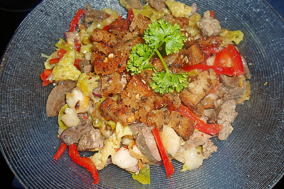 Gebratene Hähnchenleber im Wirsing-Spitzpaprika-Birnensalat