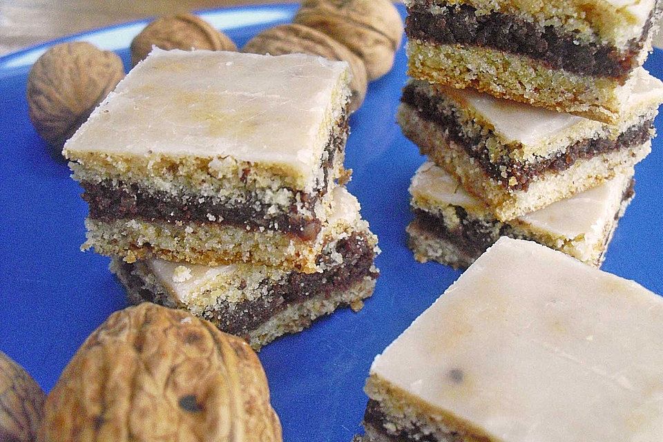 Lebkuchenwürfel mit Nussfüllung Lebkuchenwürfel mit Nussfüllung