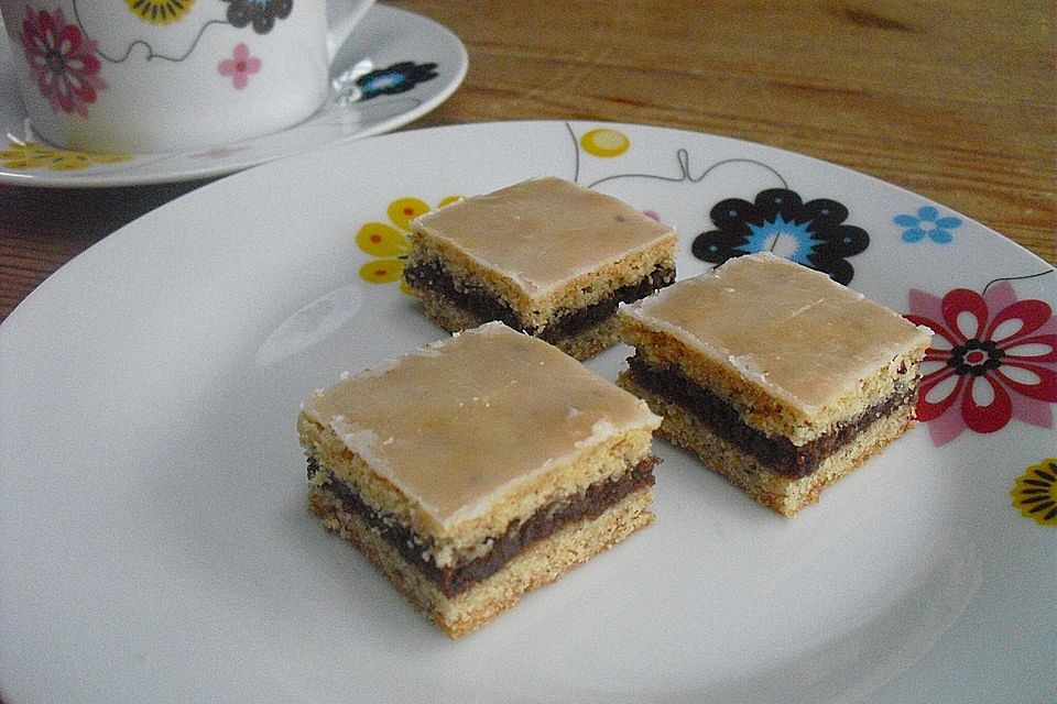 Lebkuchenwürfel mit Nussfüllung Lebkuchenwürfel mit Nussfüllung