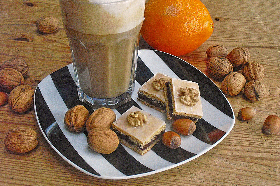 Lebkuchenwürfel mit Nussfüllung Lebkuchenwürfel mit Nussfüllung