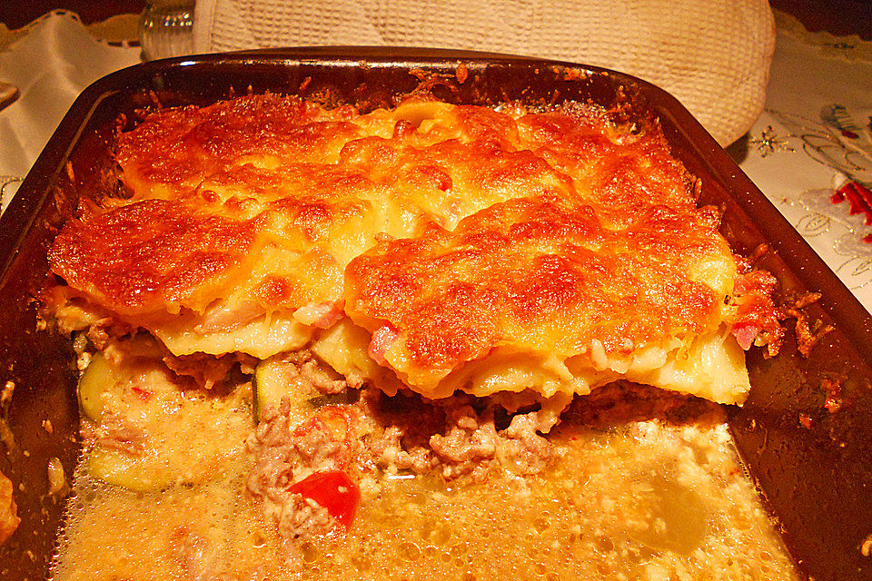 Kartoffelgratin mit Zucchini und Hackfleisch