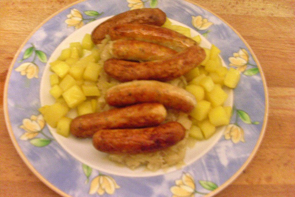 Sauerkraut mit Rostbratwürstchen an Steckrübenwürfelchen