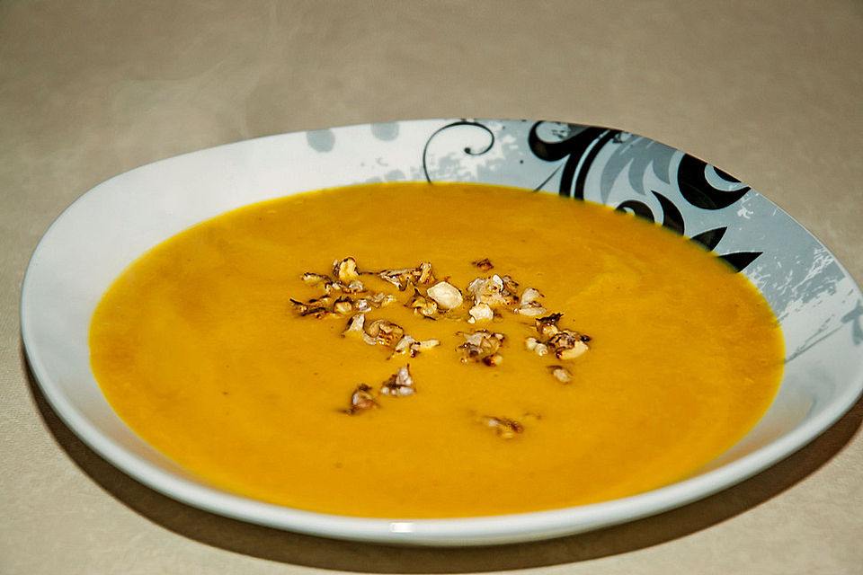 Kürbissuppe mit Ingwer, Zimt und Walnüssen