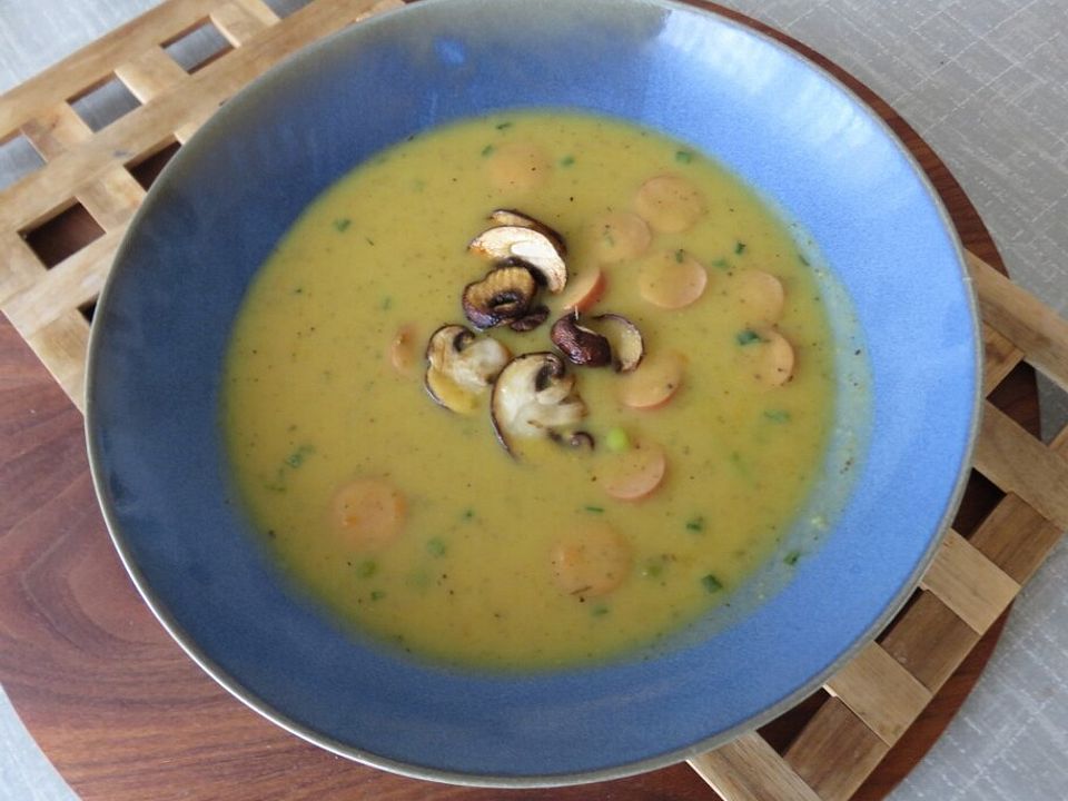 Kartoffel-Erbsen-Suppe mit Pilzen und Speck-Zwiebel-Einlage von ...