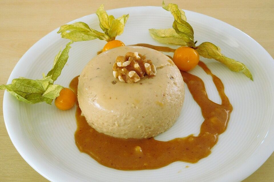 Walnuss-Panna Cotta mit Walnuss-Karamellsoße