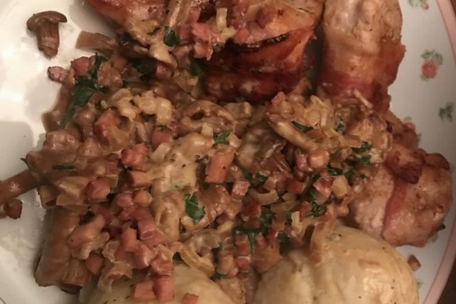 Schweinefiletmedaillons mit Rahmpfifferlingen und Semmelknödeln von ...