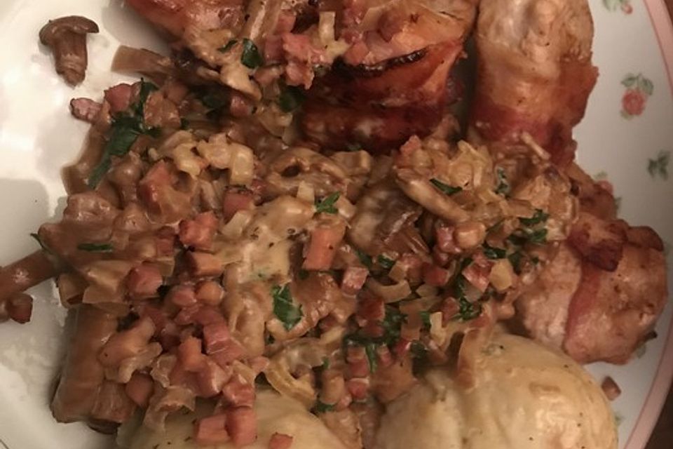 Schweinefiletmedaillons mit Rahmpfifferlingen und Semmelknödeln