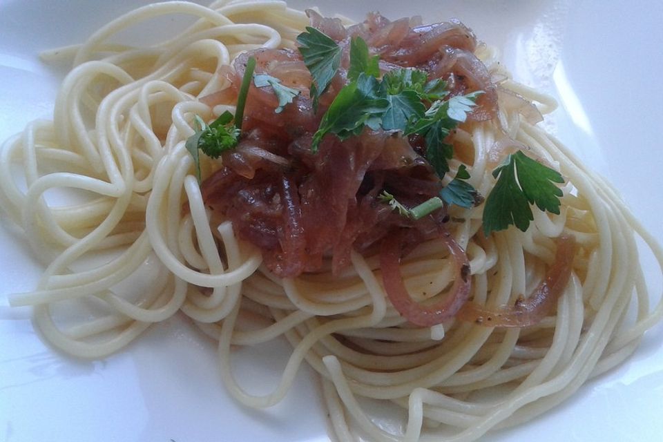 Spaghetti mit Zwiebelsauce