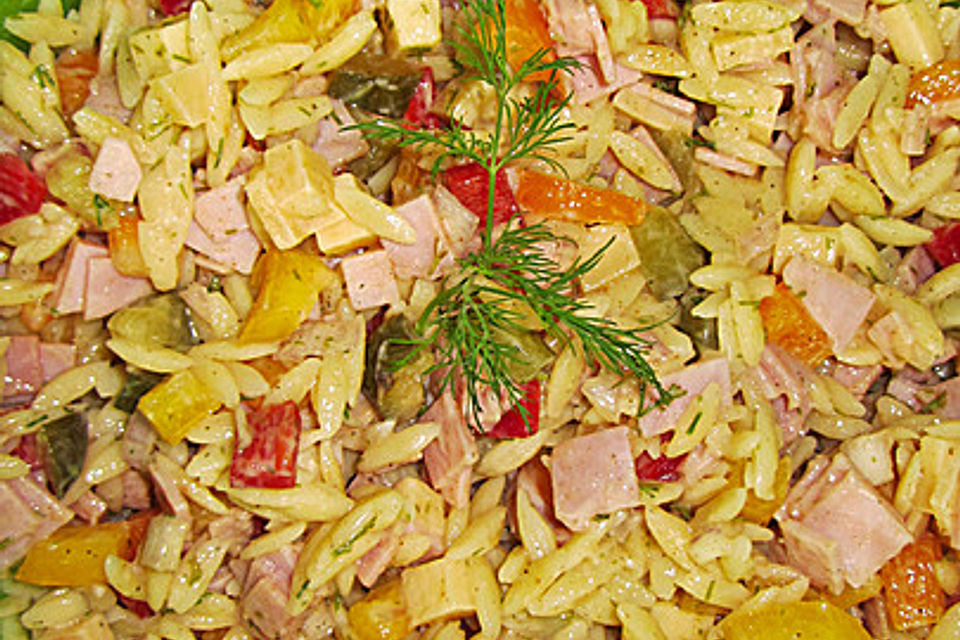 Reisnudelsalat mit bunter Paprika und Käse