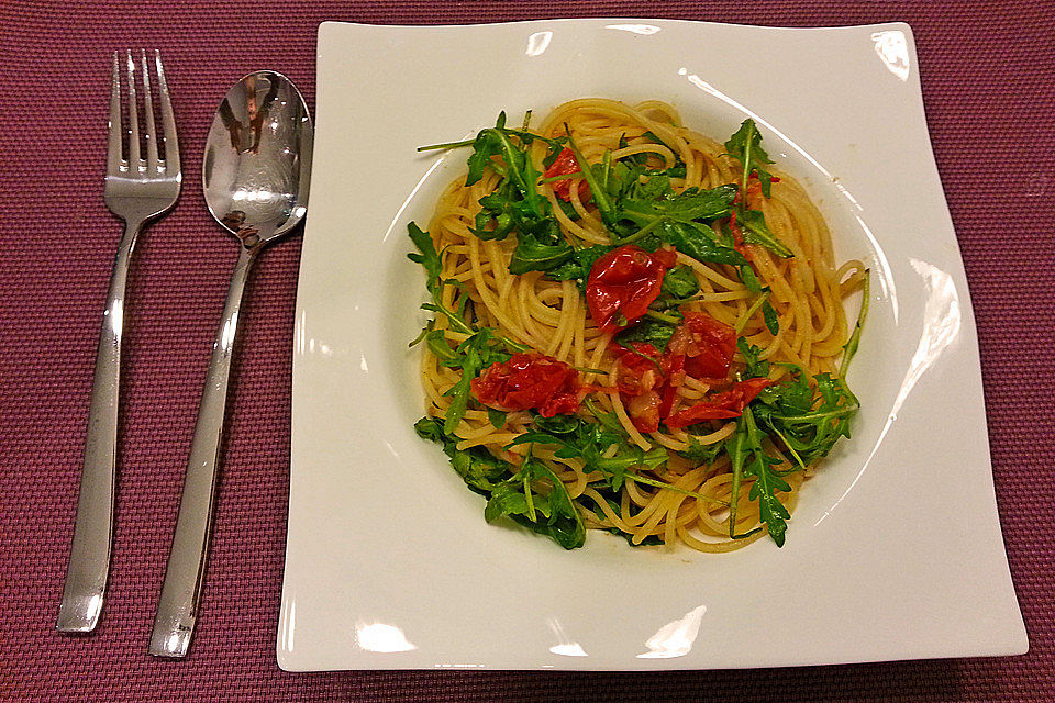 Spaghetti mit Rucola und Kirschtomaten