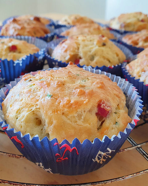 Herzhafte Muffins mit Käse, Schinken und Paprika von dodith