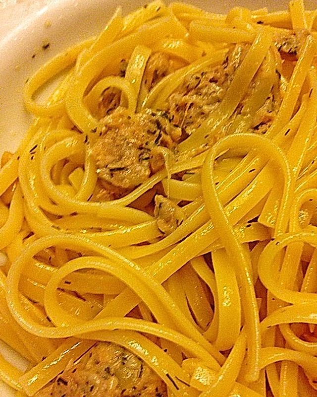 Spaghetti mit Thunfisch und gerösteten Pinienkernen