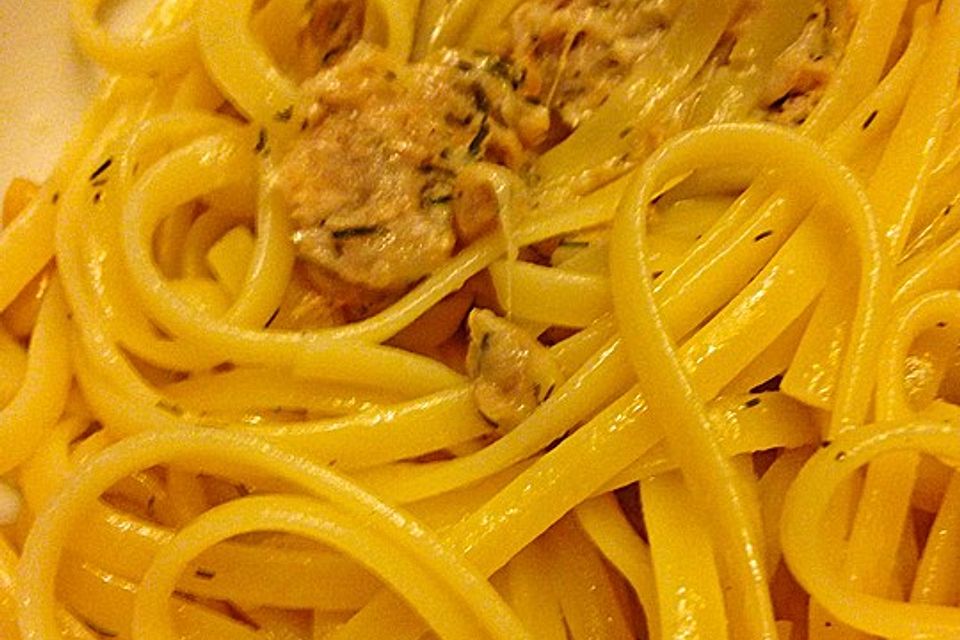 Spaghetti mit Thunfisch und gerösteten Pinienkernen