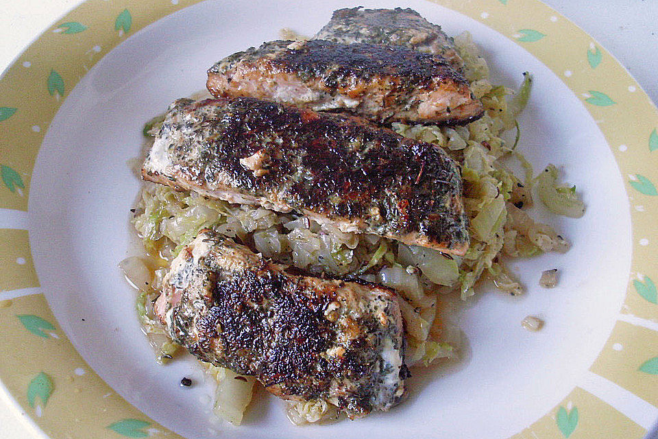 Lachsfilet mit Kräutern der Provence auf Chinakohl mit Steckrüben und Senfdillsauce