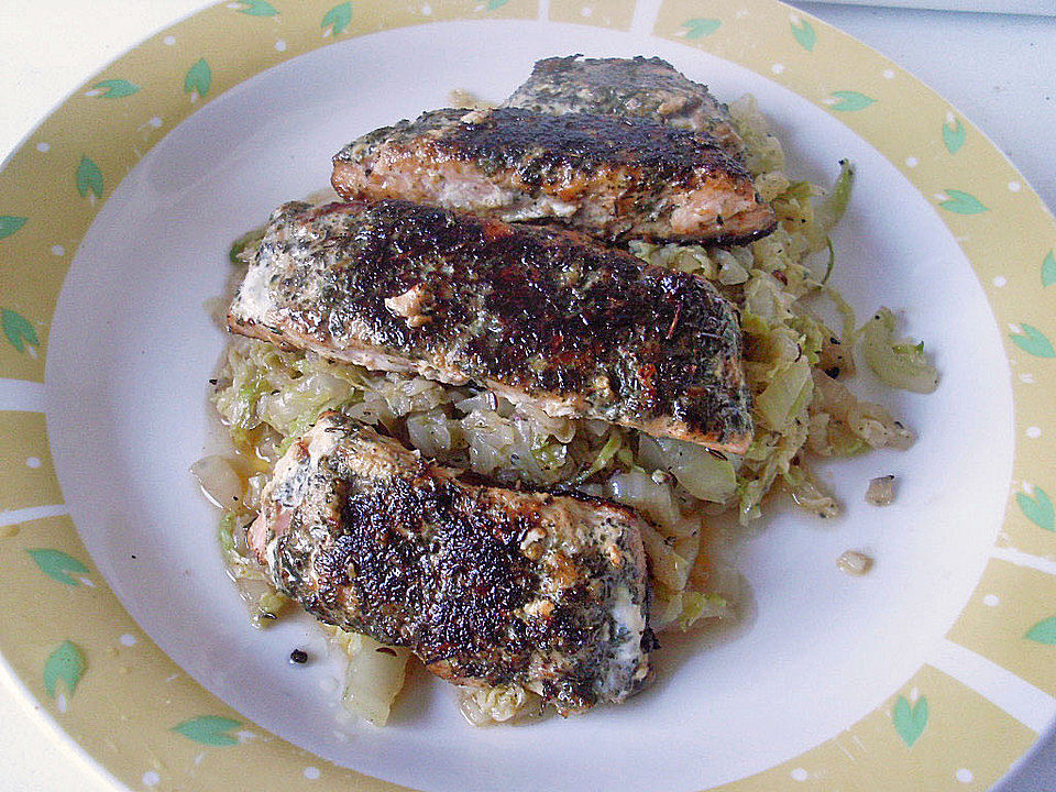 Lachsfilet mit Kräutern der Provence auf Chinakohl mit Steckrüben und ...