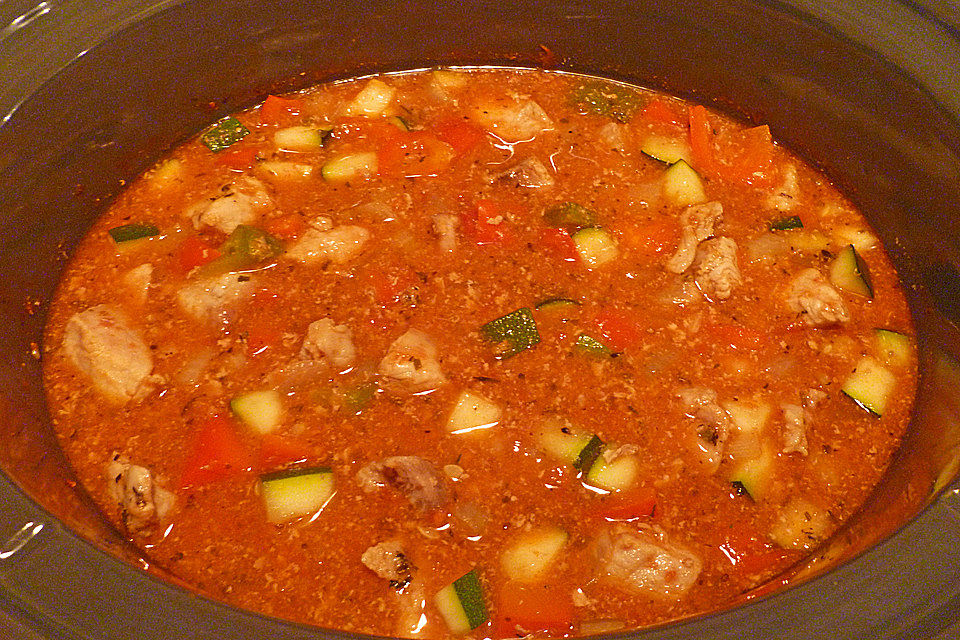 Klassischer Crock Pot Topf mit Schweinefleisch, Zucchini und Paprika