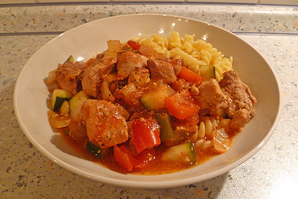 Klassischer Crock Pot Topf mit Schweinefleisch, Zucchini und Paprika