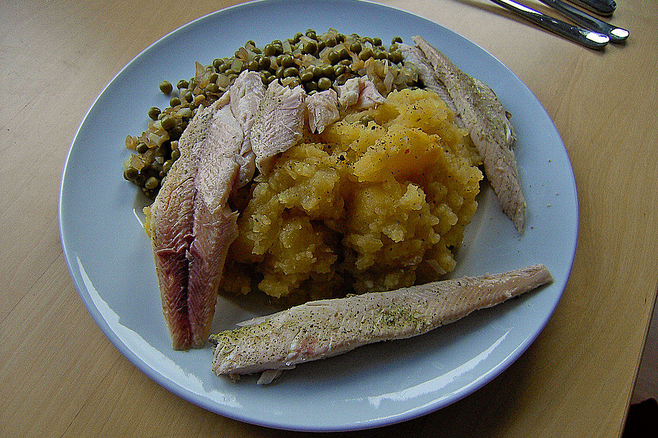 Kalte geräucherte Forelle an Kartoffel-Steckrüben-Püree und Zwiebel-Knoblauch-Erbsen