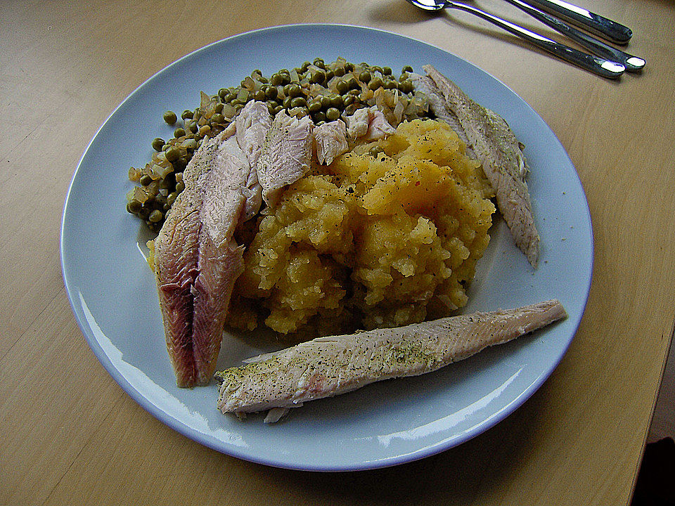 Kalte geräucherte Forelle an Kartoffel-Steckrüben-Püree und Zwiebel ...
