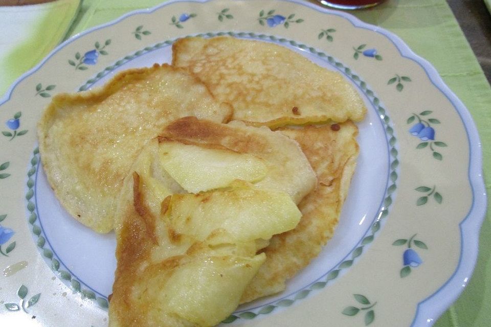 Eierkuchen bzw. Pfannkuchen im Omelett Meister