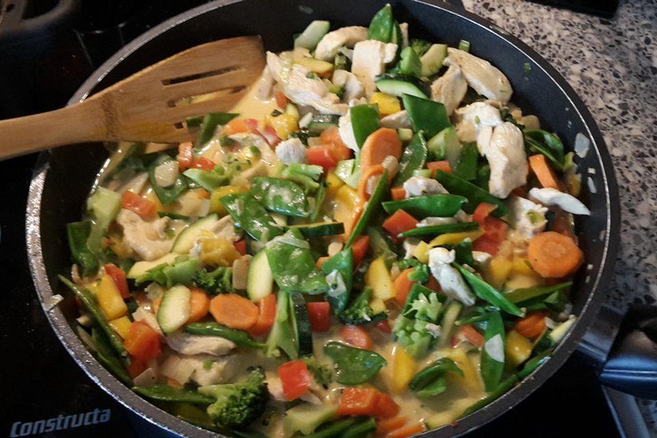 Thai Curry mit Hähnchen, Zuckerschoten und Mango