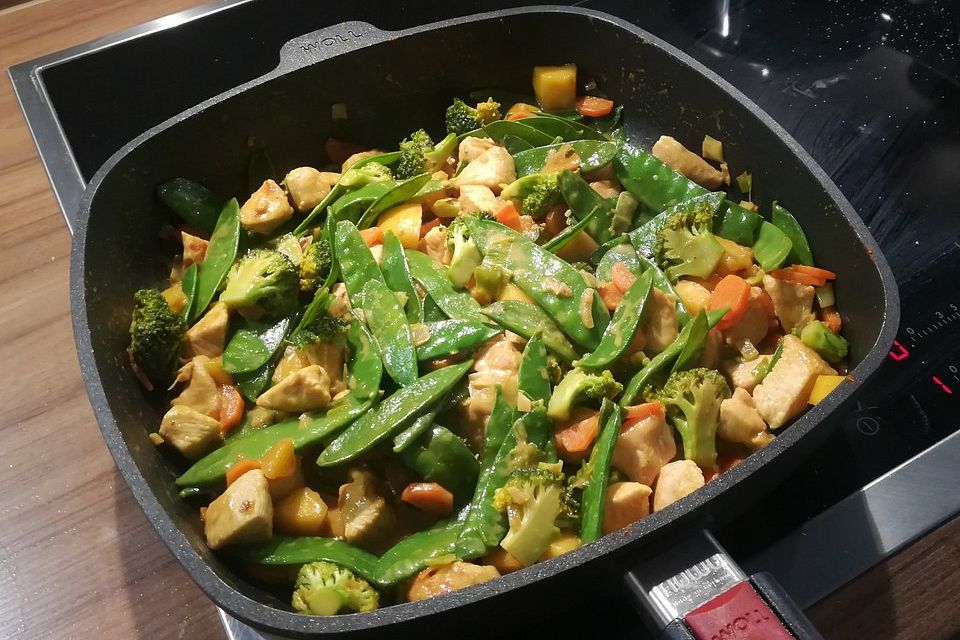 Thai Curry mit Hähnchen, Zuckerschoten und Mango