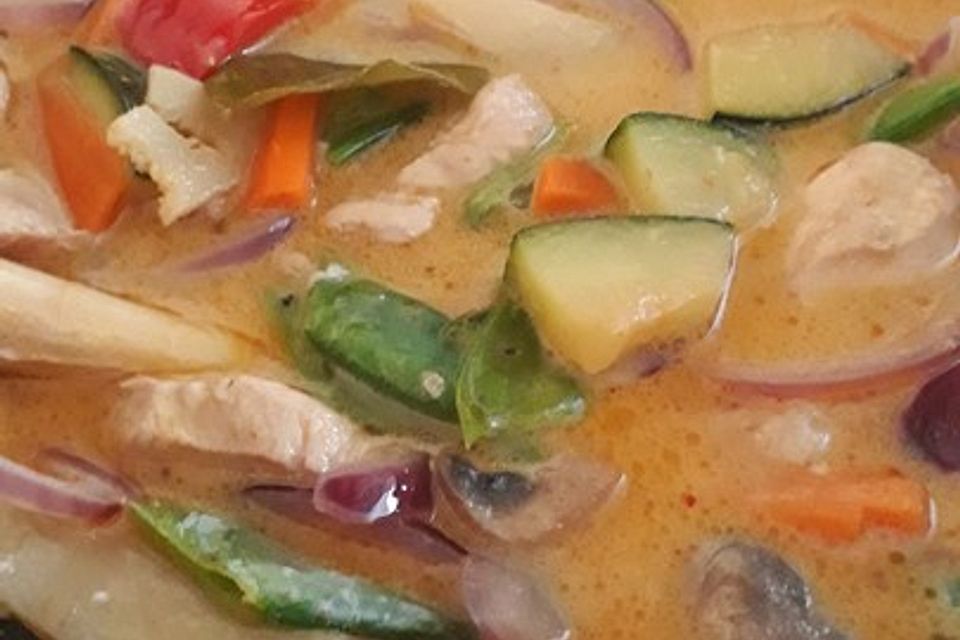 Thai Curry mit Hähnchen, Zuckerschoten und Mango