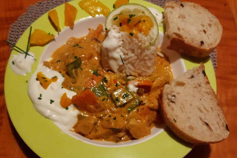 Thai Curry mit Hähnchen, Zuckerschoten und Mango