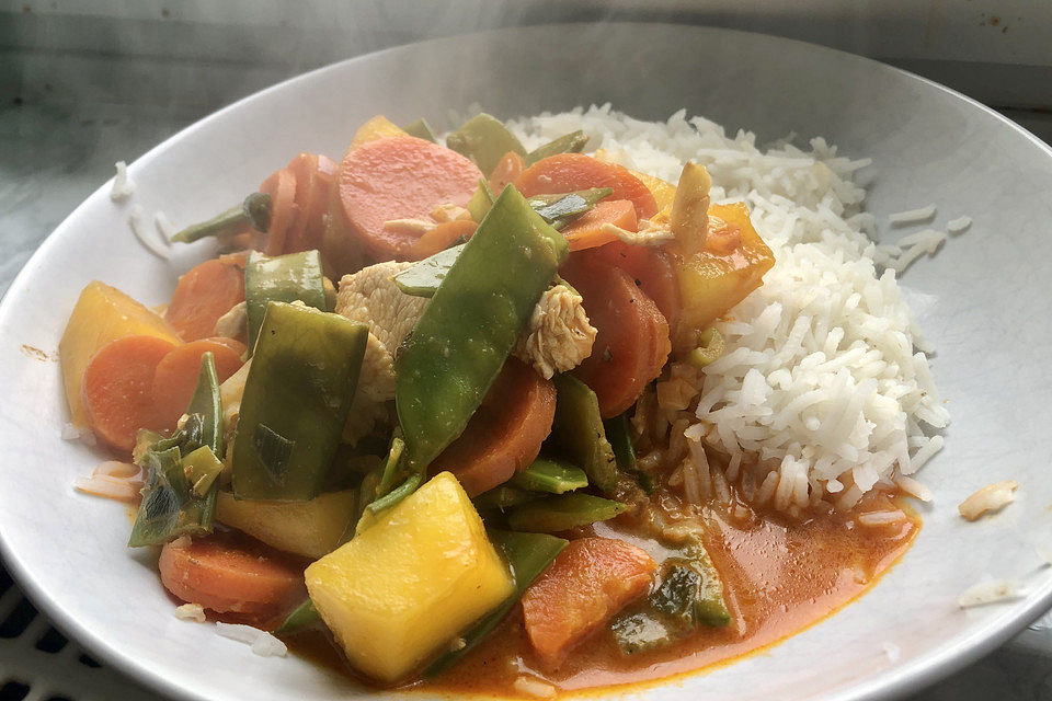 Thai Curry mit Hähnchen, Zuckerschoten und Mango