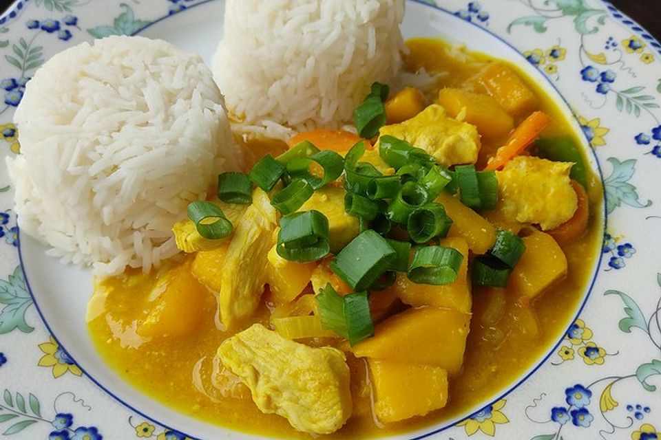 Thai Curry mit Hähnchen, Zuckerschoten und Mango