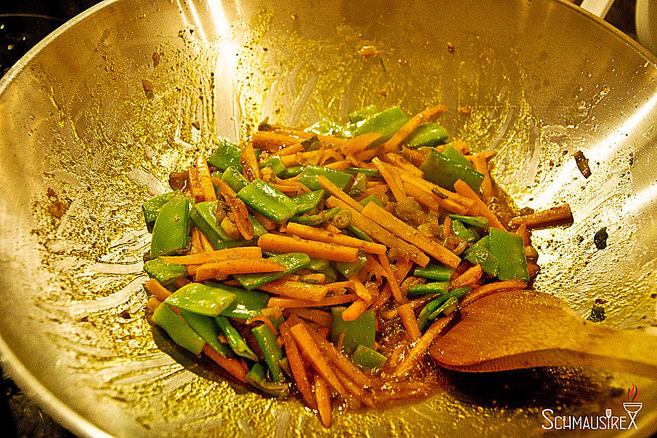 Thai Curry mit Hähnchen, Zuckerschoten und Mango