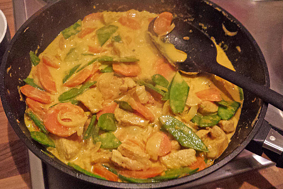 Thai Curry mit Hähnchen, Zuckerschoten und Mango