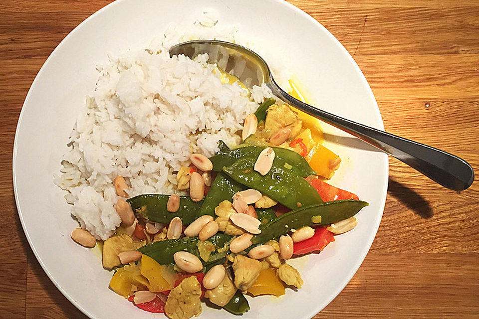 Thai Curry mit Hähnchen, Zuckerschoten und Mango