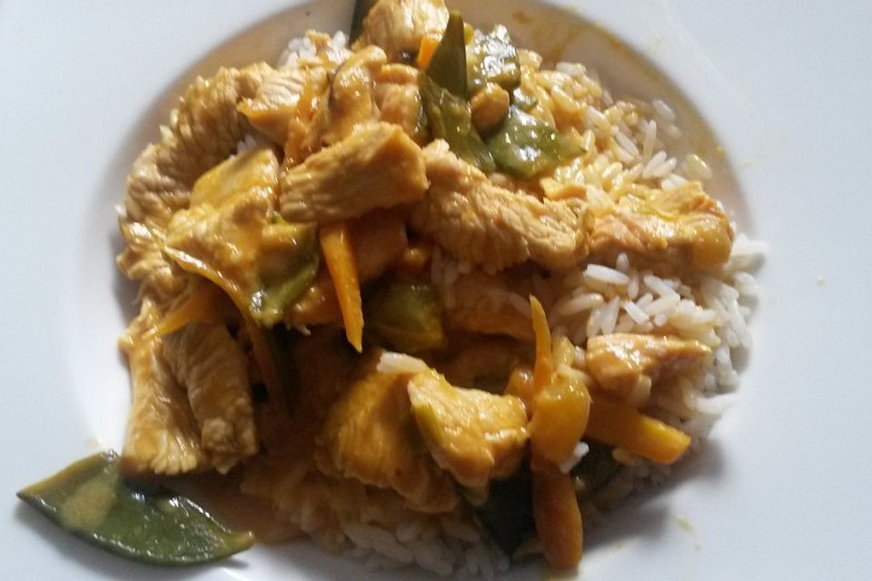 Thai Curry mit Hähnchen, Zuckerschoten und Mango