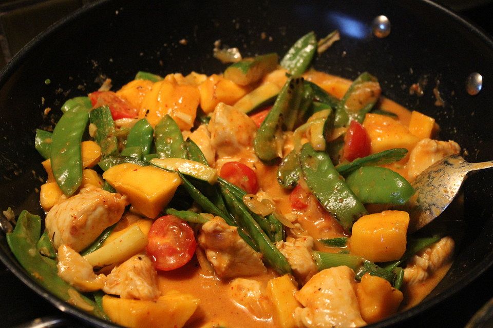 Thai Curry mit Hähnchen, Zuckerschoten und Mango