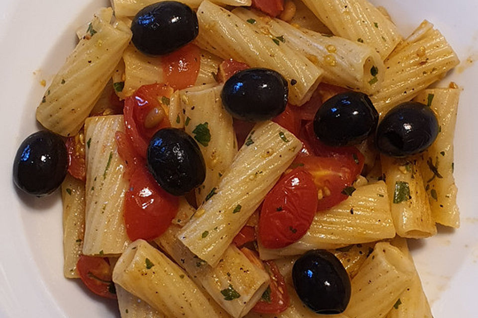 Nudeln mit Pinienkernen, Tomaten und Knoblauch in Sesamöl geschwenkt