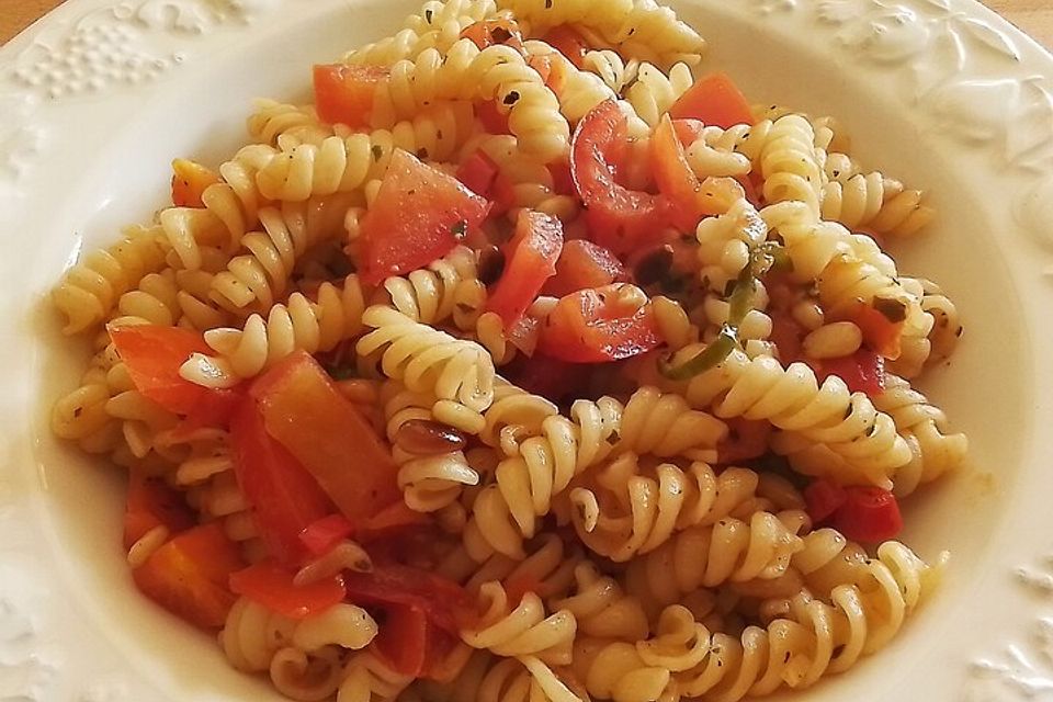 Nudeln mit Pinienkernen, Tomaten und Knoblauch in Sesamöl geschwenkt