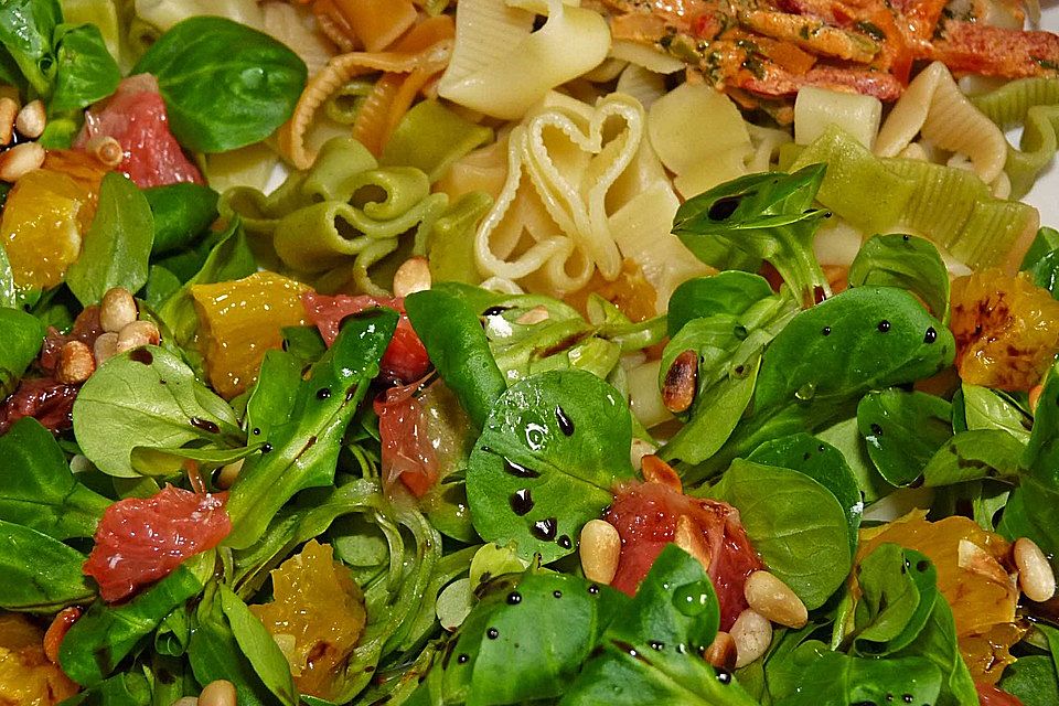 Feldsalat mit Zitrusfrüchten und Pinienkernen