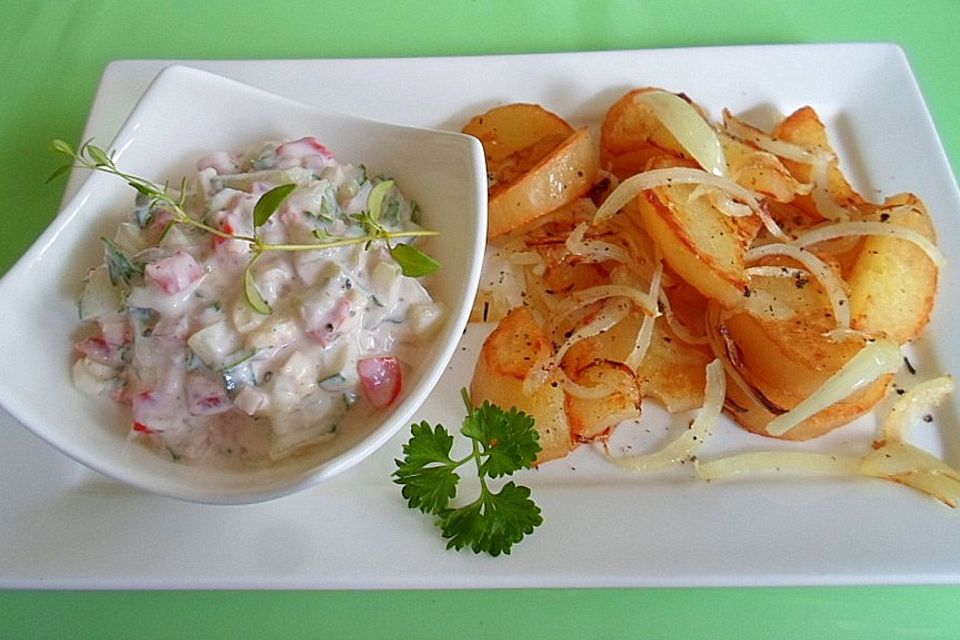 Bratkartoffeln mit Tomaten-Gurken-Quark