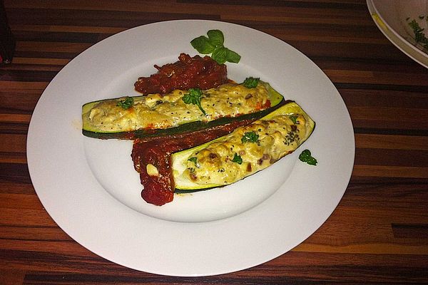 Gefüllte Zucchini mit Tomatensoße von _pearl_ | Chefkoch