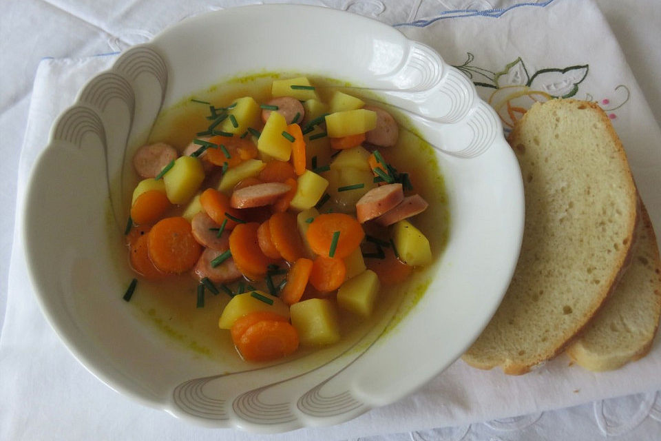 Möhren-Kartoffelsuppe mit Würstchen