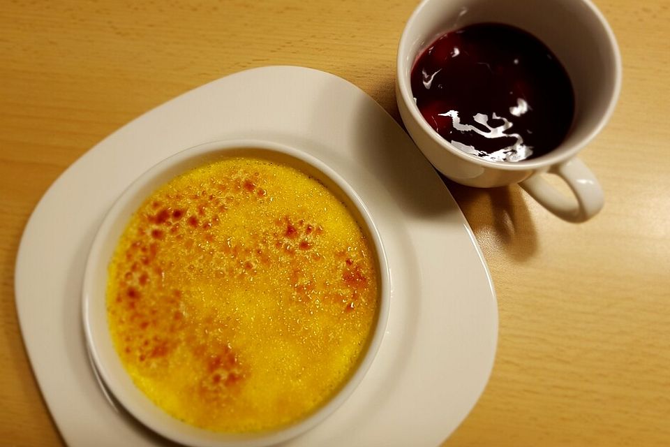 Marzipan Crème brûlée mit Gewürzkirschen