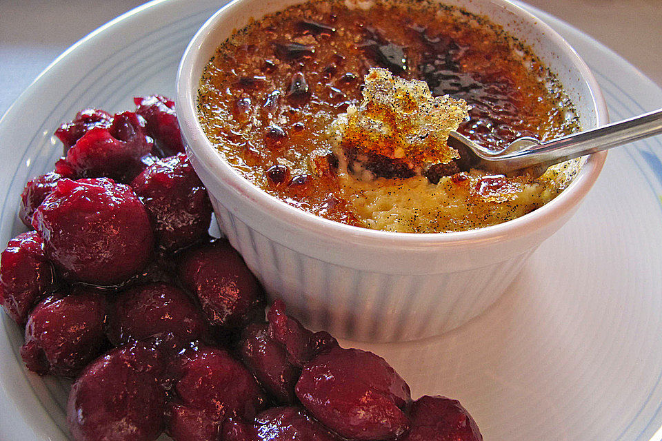 Marzipan Crème brûlée mit Gewürzkirschen