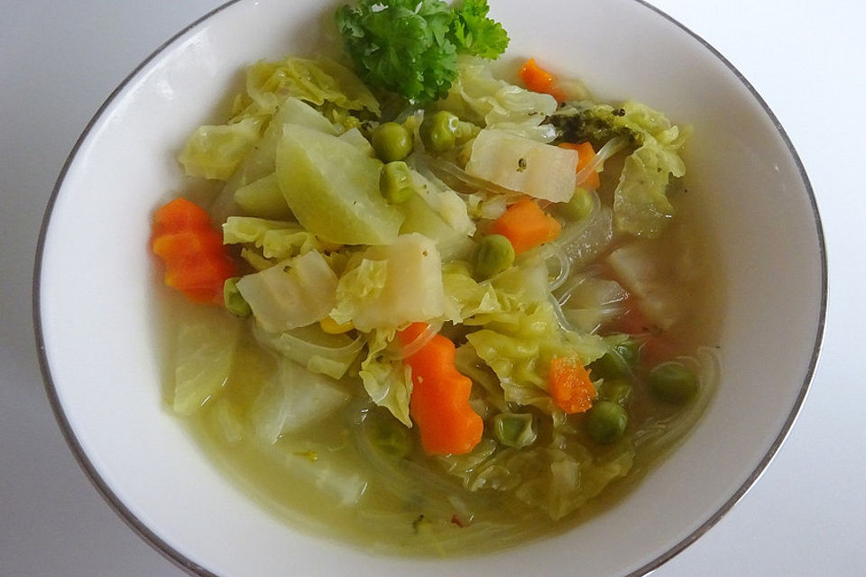 Einfache schnelle Gemüsesuppe mit Glasnudeln