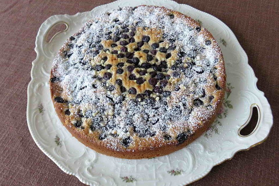 Heidelbeerkuchen mit Sahne