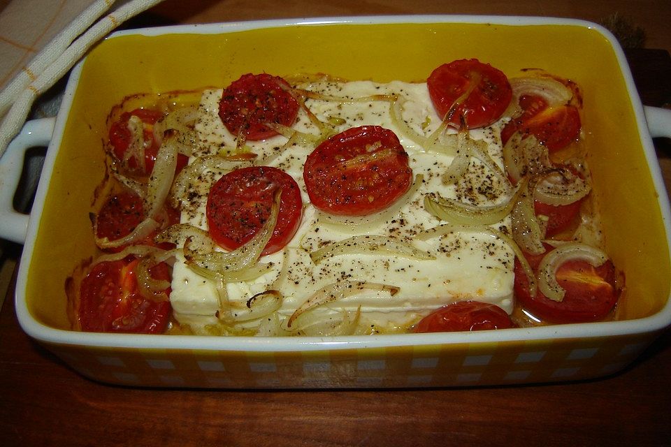 Gebackener Fetakäse mit Zwiebeln und Tomaten